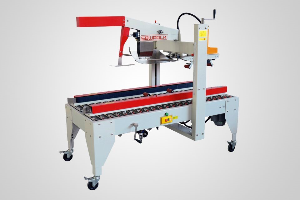 Заклейщик гофрокоробов EXC-308 эффективно работает на крупном кондитерском производстве